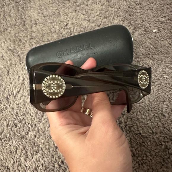 CHANEL VINTAGE GREY PEARL SUNGLASSES - Picture 3 of 4